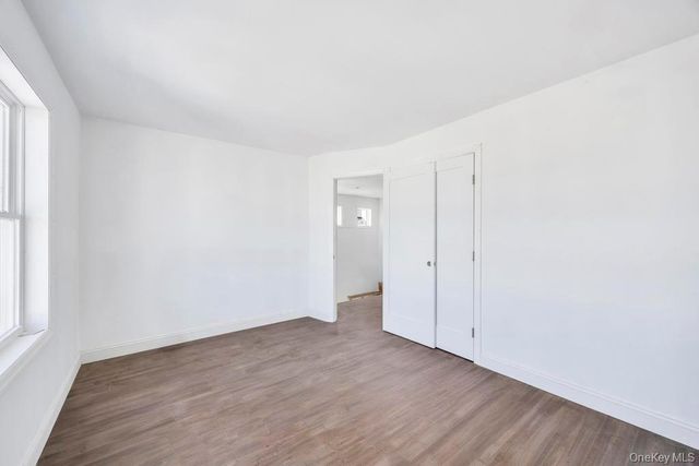 10 8th Avenue, East Rockaway, NY 11518