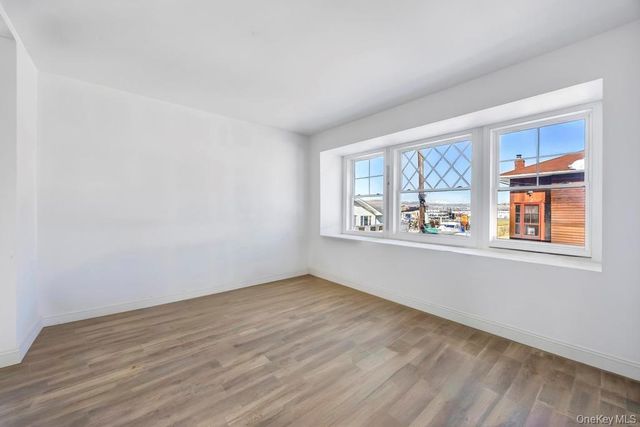 10 8th Avenue, East Rockaway, NY 11518