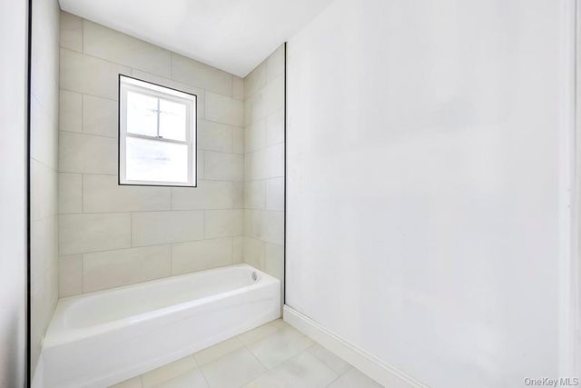 10 8th Avenue, East Rockaway, NY 11518