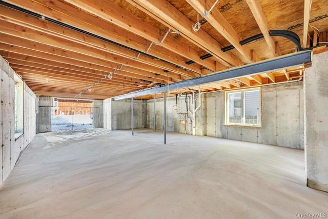 10 8th Avenue, East Rockaway, NY 11518