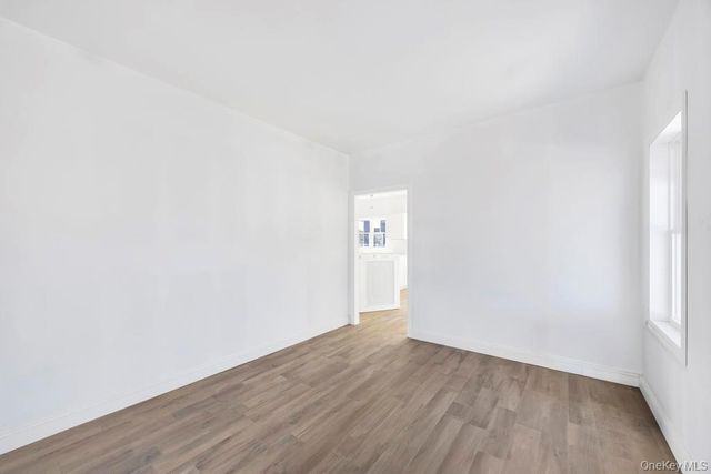 10 8th Avenue, East Rockaway, NY 11518