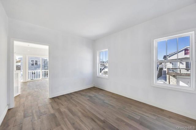 10 8th Avenue, East Rockaway, NY 11518