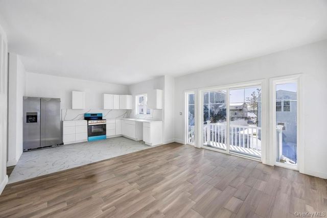 10 8th Avenue, East Rockaway, NY 11518