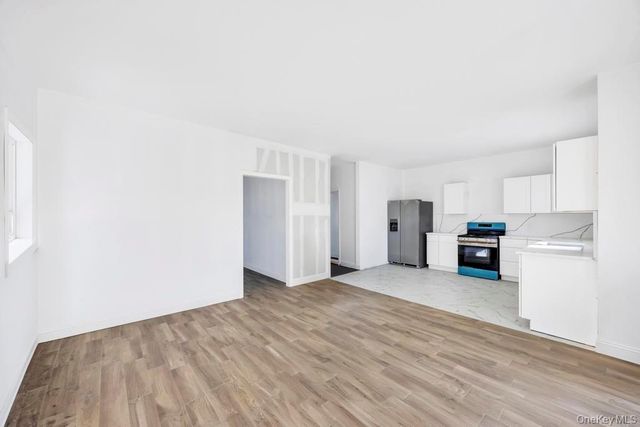 10 8th Avenue, East Rockaway, NY 11518