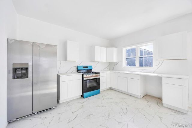 10 8th Avenue, East Rockaway, NY 11518