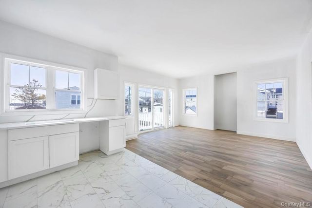 10 8th Avenue, East Rockaway, NY 11518