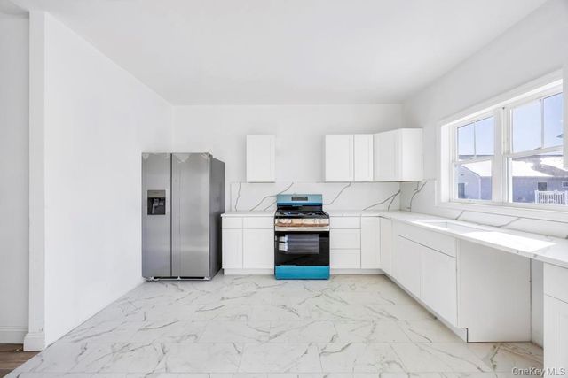 10 8th Avenue, East Rockaway, NY 11518