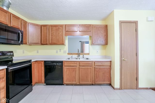 988 Canary Creek Drive, Franklin, IN 46131