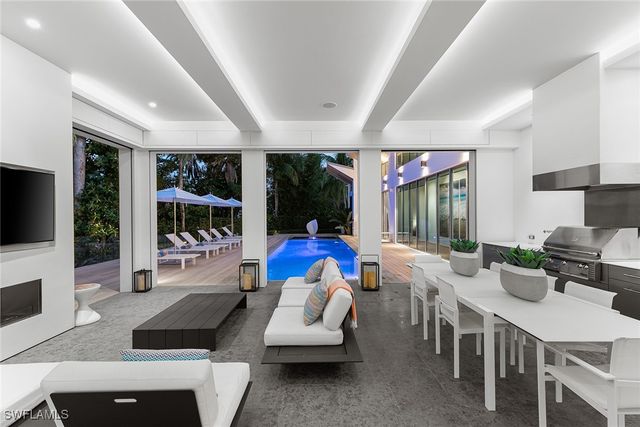 2211 South Winds DR, Naples, FL 34102