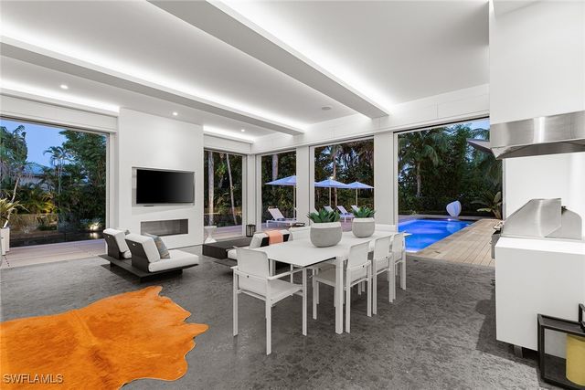 2211 South Winds DR, Naples, FL 34102