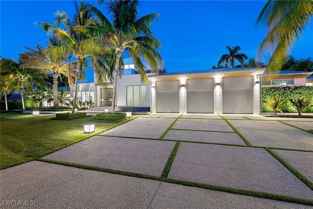 2211 South Winds DR, Naples, FL 34102