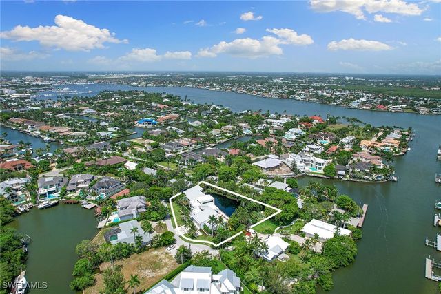 2211 South Winds DR, Naples, FL 34102