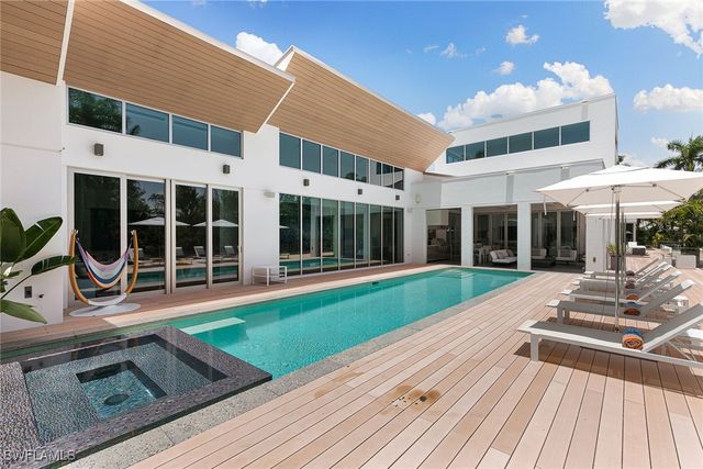 2211 South Winds DR, Naples, FL 34102