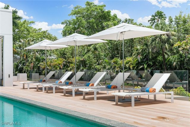 2211 South Winds DR, Naples, FL 34102