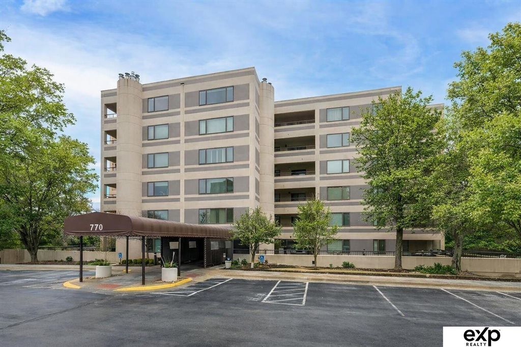 770 N 93rd St Apt 1B4, Omaha, NE 68114