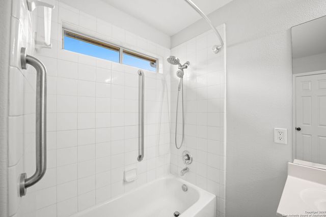 208 Roadrunner, New Braunfels, TX 78130