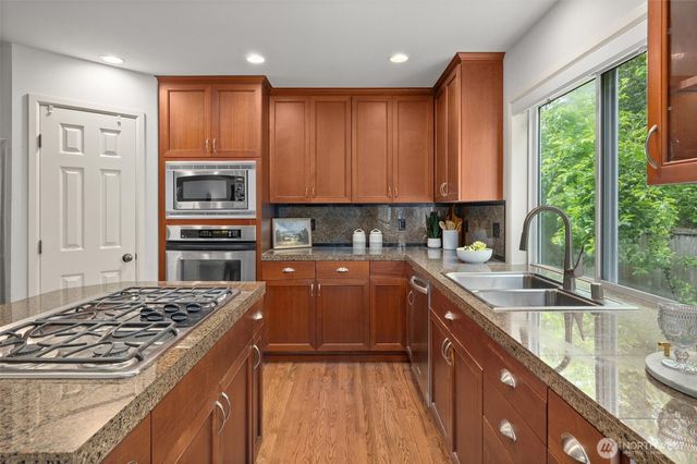 1021 271st Avenue SE, Sammamish, WA 98075