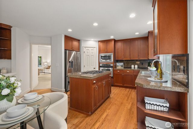 1021 271st Avenue SE, Sammamish, WA 98075