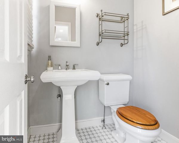 656 E GREENMAN RD, Haddonfield, NJ 08033