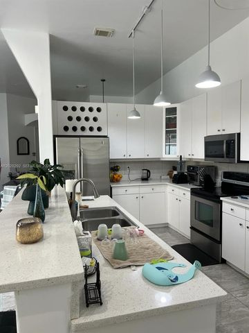 1120 Papaya Street, Hollywood, FL 33019