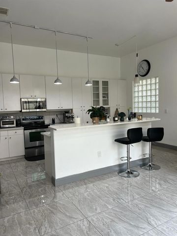1120 Papaya Street, Hollywood, FL 33019