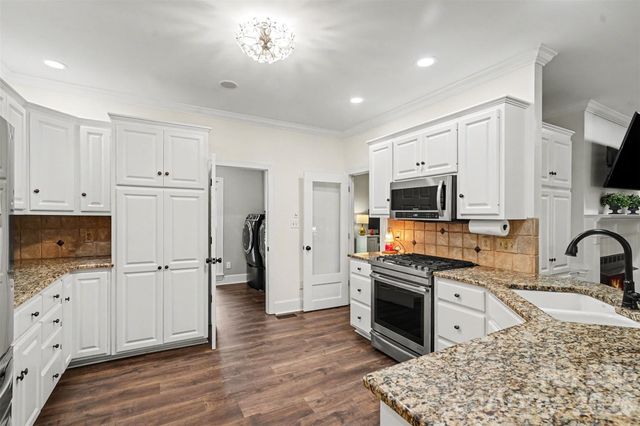 6128 Lake Providence Lane, Charlotte, NC 28277