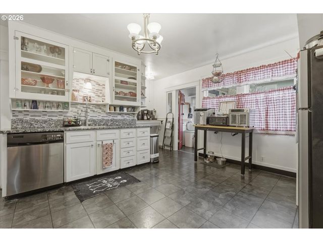 706 W B St., Rainier, OR 97048