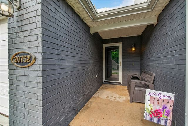 20752 Hillcrest Drive, Springdale, AR 72764