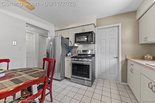 6589 Doyon Drive, Waterford, MI 48327