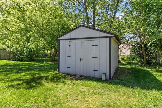6589 Doyon Drive, Waterford, MI 48327