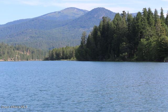 457 Gypsy Bay Rd, Sagle, ID 83860
