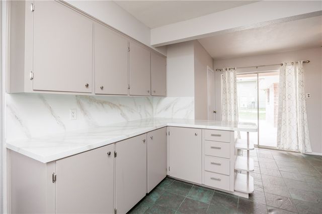 6993 Lake View Dr, Corpus Christi, TX 78412