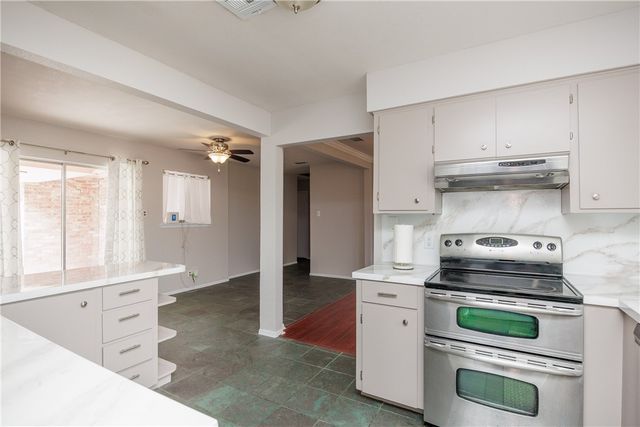 6993 Lake View Dr, Corpus Christi, TX 78412