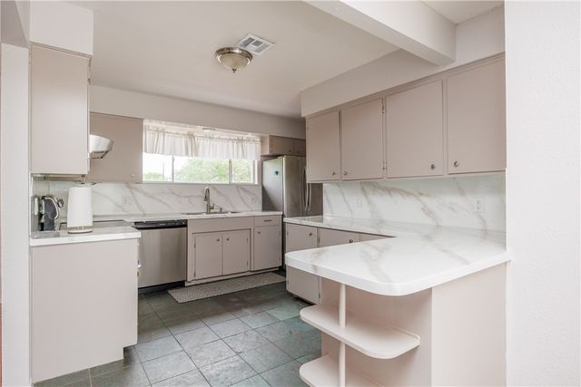 6993 Lake View Dr, Corpus Christi, TX 78412