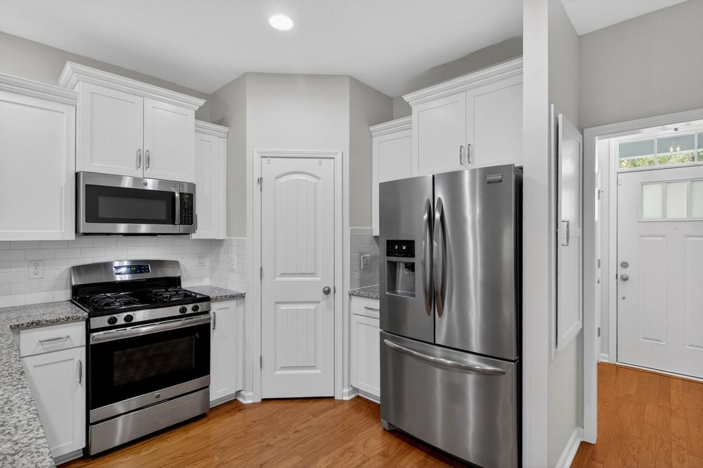 Image 8 of property listing at 3121 Mulan Lane, Charleston, SC 29414