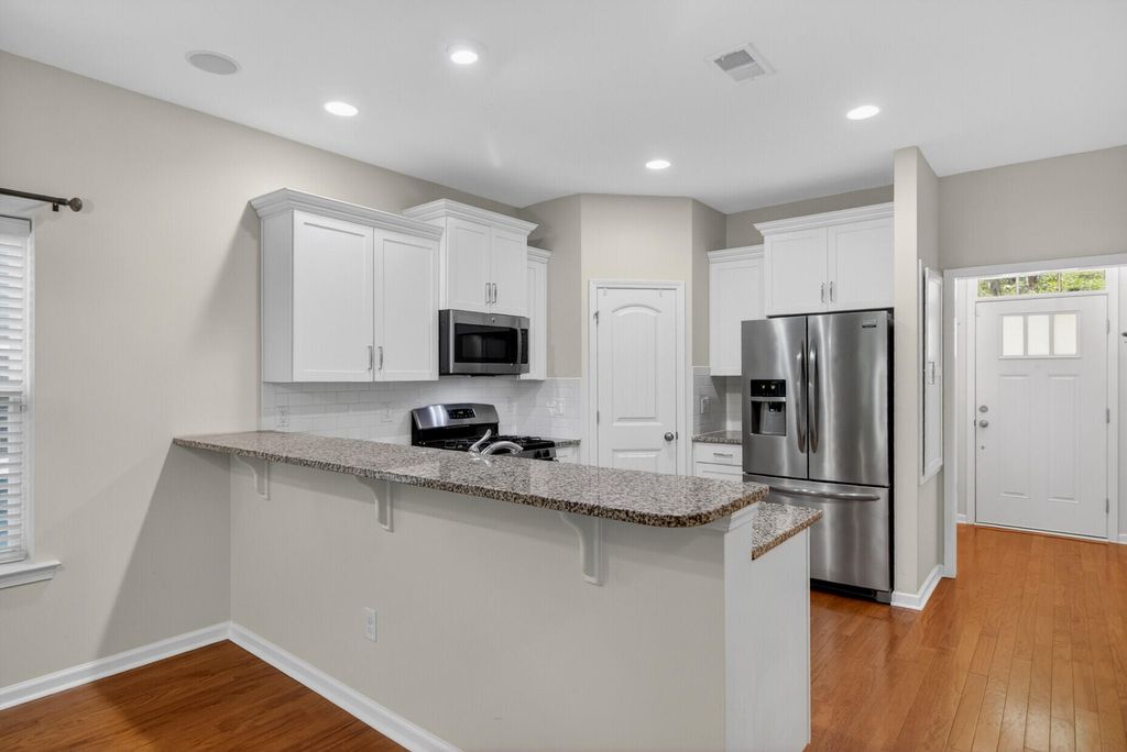 Image 9 of property listing at 3121 Mulan Lane, Charleston, SC 29414