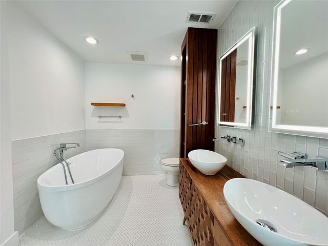 101 Lindenwood Drive, Fort Worth, TX 76107