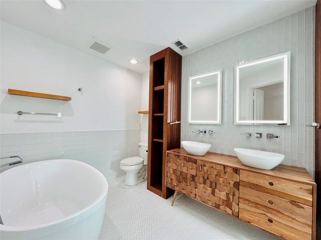 101 Lindenwood Drive, Fort Worth, TX 76107