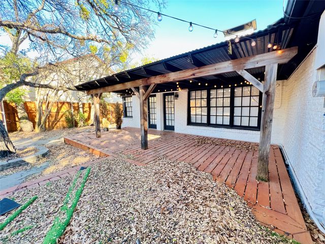 101 Lindenwood Drive, Fort Worth, TX 76107