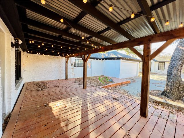 101 Lindenwood Drive, Fort Worth, TX 76107