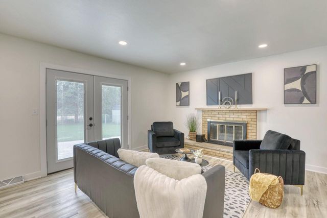 6291 Thorncrest DRIVE, Greendale, WI 53129
