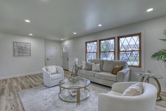 6291 Thorncrest DRIVE, Greendale, WI 53129