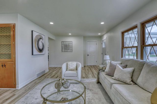 6291 Thorncrest DRIVE, Greendale, WI 53129