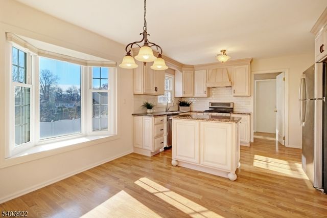 70 Tiffany Dr, East Hanover Twp., NJ 07936