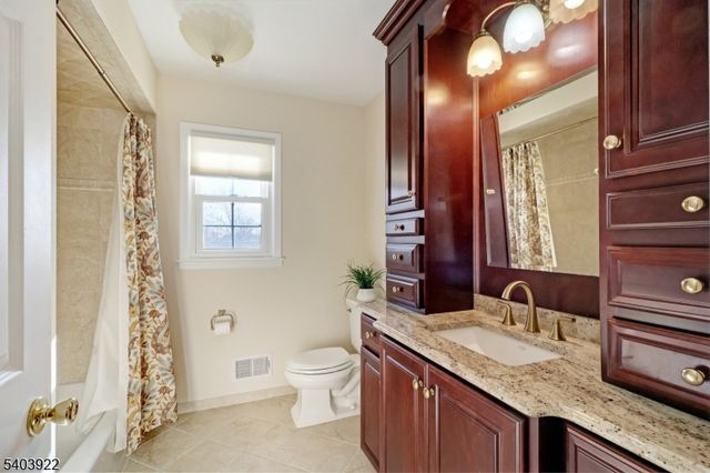 70 Tiffany Dr, East Hanover Twp., NJ 07936