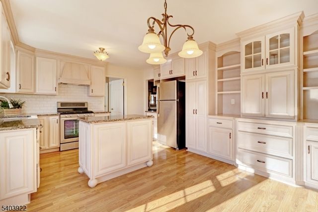 70 Tiffany Dr, East Hanover Twp., NJ 07936