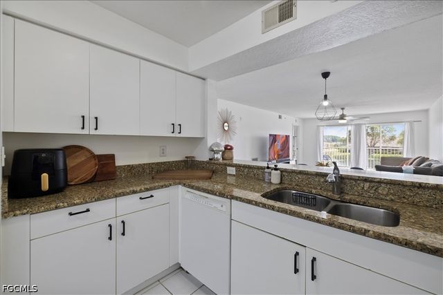 9660 Victoria LN 206, Naples, FL 34109