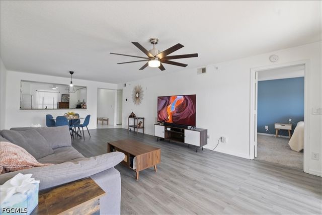 9660 Victoria LN 206, Naples, FL 34109