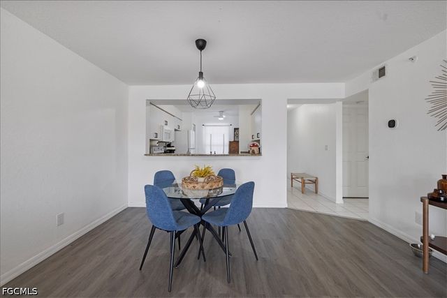 9660 Victoria LN 206, Naples, FL 34109