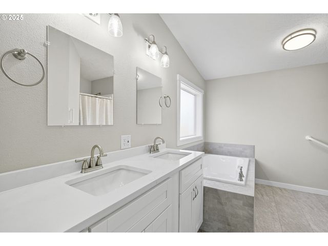 588 Se DANCE Dr, Estacada, OR 97023